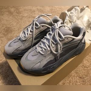 YEEZY BOOST 700 V2 Tephra Women Size US6.5